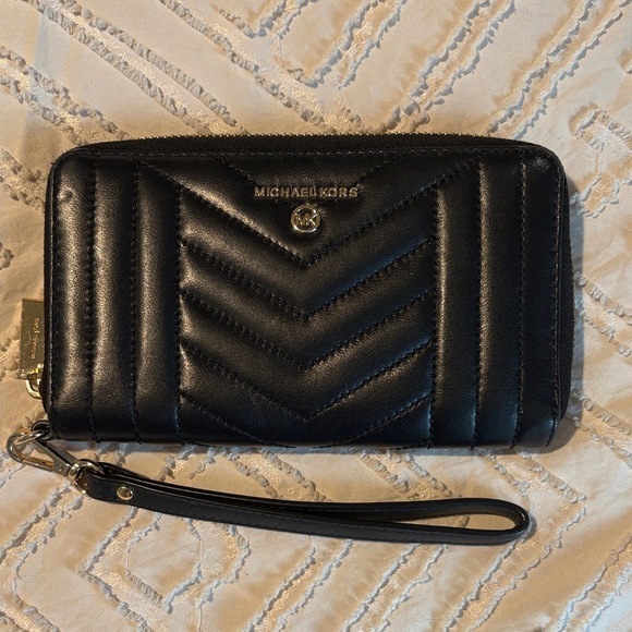 Michael Kors Handbags - Michael Kors Black Quilted Wristlet
